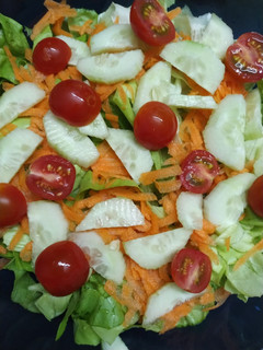 Una foto de Ensalada de lechuga, zanahoria, pepino y Cherry 🥗🥒🍅🥬🥕