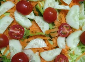 Una foto de Ensalada de lechuga, zanahoria, pepino y Cherry 🥗🥒🍅🥬🥕