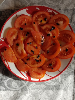 Una foto de Ensalada de tomate y ajo negro