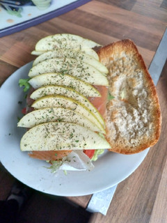Una foto de Sándwich de salmón y manzana