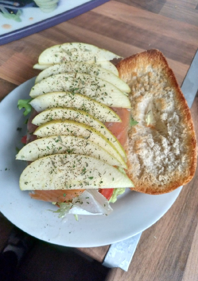 Una foto de Sándwich de salmón y manzana
