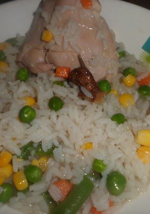 Una foto de Pollo con arroz y tomillo