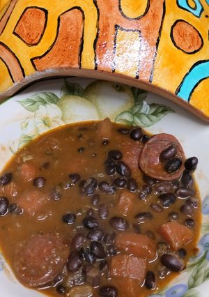 Una foto de Alubias negras con chorizo