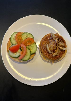 Foto principal de 🌱 Bagel con hamburguesa de tofu y cebolla caramelizada 🌱