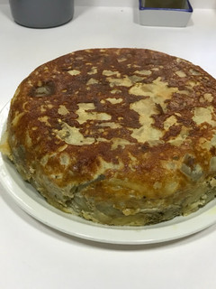 Una foto de Tortilla berenjena y cebolla en olla gm