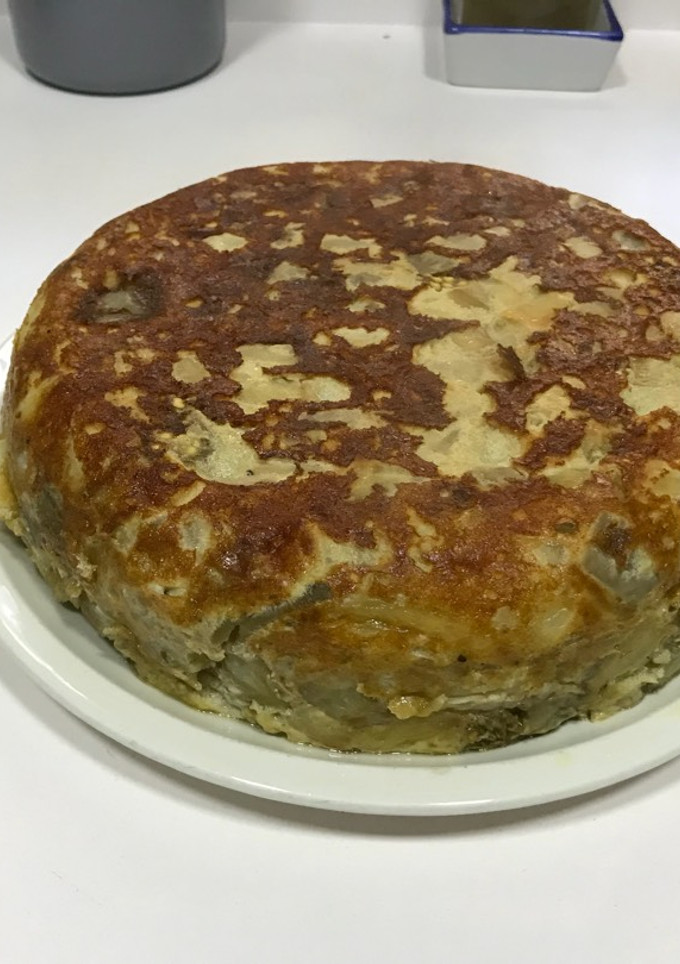 Una foto de Tortilla berenjena y cebolla en olla gm