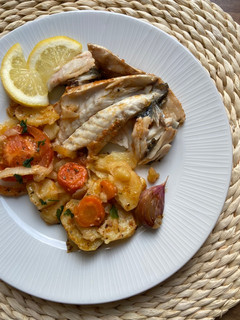 Una foto de Lubina al horno con verduras 🥕🧅