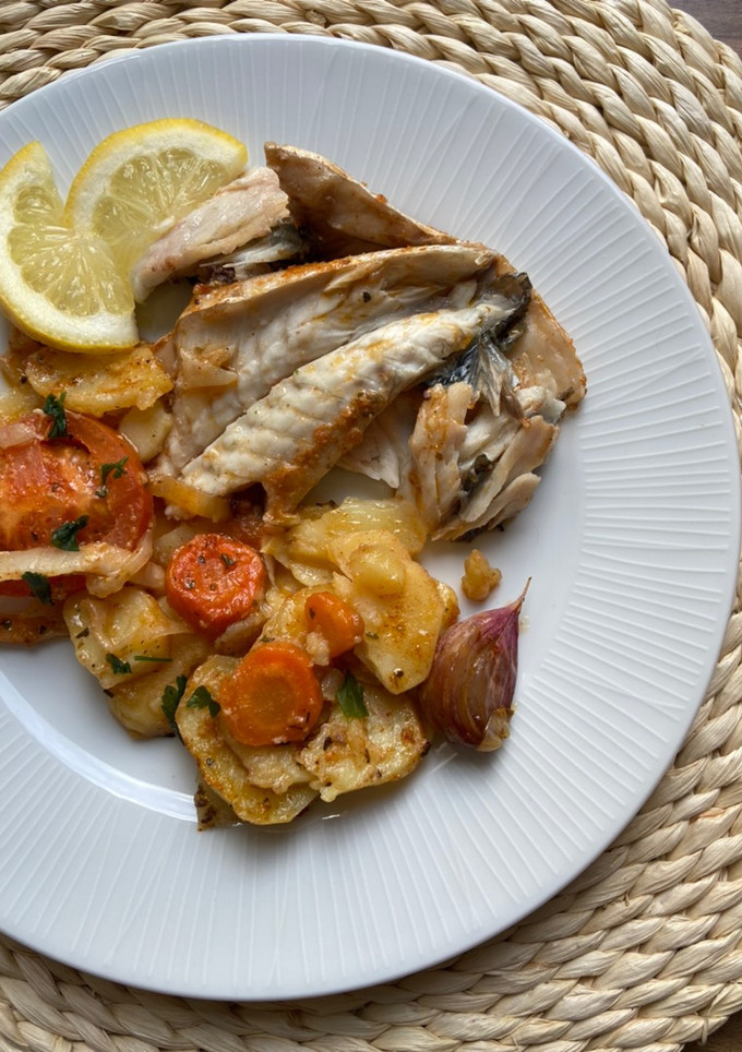 Una foto de Lubina al horno con verduras 🥕🧅