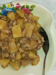 A picture of Yam porridge with beans.