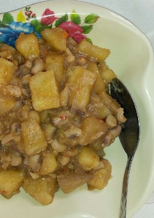 A picture of Yam porridge with beans.