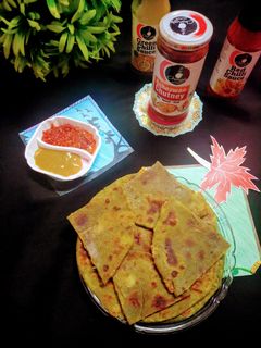 बथुआ आलू मसाला पराठे (Bathua aloo masala parathe recipe in hindi) रेसिपी मुख्य फोटो