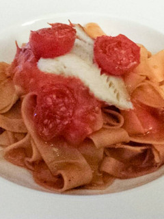 Una foto de Pappardelle tomates cherry confit y platija