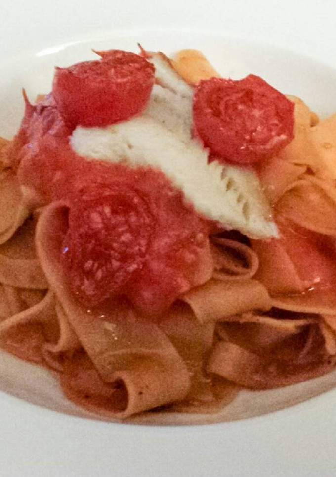 Una foto de Pappardelle tomates cherry confit y platija