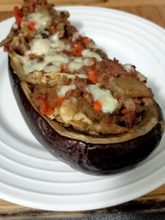 Una foto de 🍆 Berenjenas rellenas de salsa boloñesa 🥩