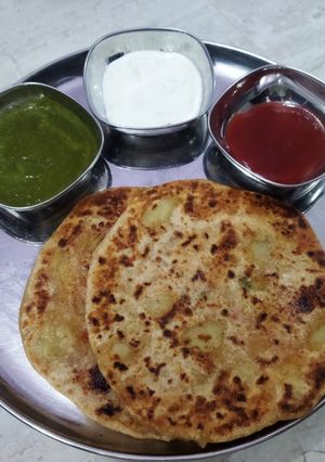 आलू पराठा (aloo paratha recipe in Hindi) रेसिपी मुख्य फोटो