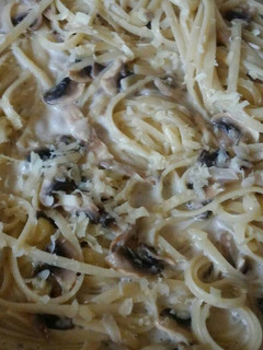 Una foto de Pasta cremosa con champiñones