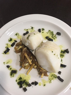 Una foto de Lomos de bacalao con cama de revuelto de huevo con cebolla al Oporto y patatas paja