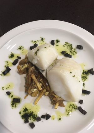 Una foto de Lomos de bacalao con cama de revuelto de huevo con cebolla al Oporto y patatas paja