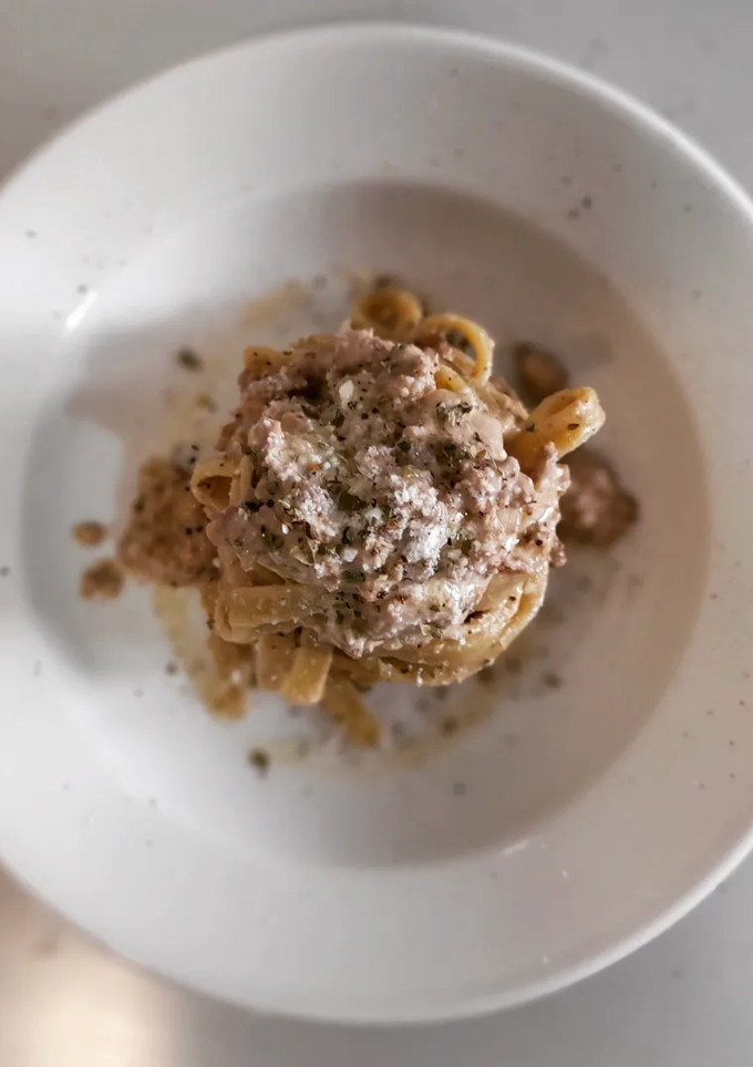 Una foto de Tagliatelle de espinacas con salsa de carne picada y ceps
