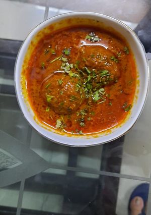 A picture of Meat balls in red gravy.