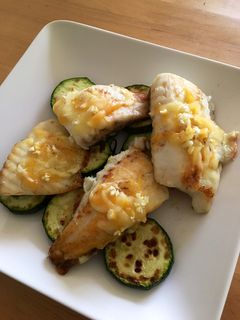 ［鯛魚］香蒜起司煎鯛魚佐櫛瓜 的食譜成品照片