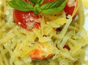 Una foto de pasta tomates cherry albahaca