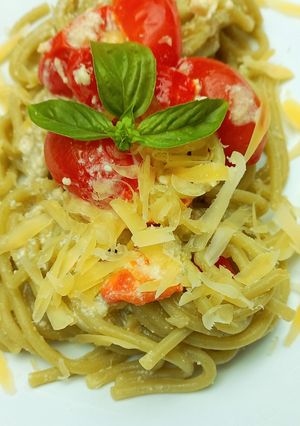 Una foto de Spaghetti con Cherry, Albahaca y Ricotta