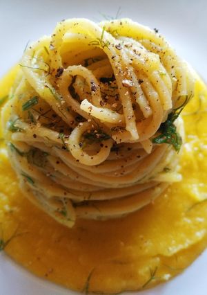 Foto di Spaghetti con patate, zafferano e finocchietto selvatico