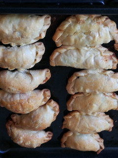 Una foto de Empanadas de pollo y verduras