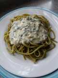 Fideos de espinaca con salsa blanca y espinacas