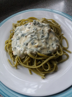Una foto de Fideos de espinaca con salsa blanca y espinacas