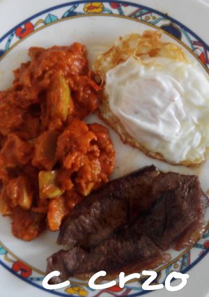 Foto principal de Pisto agridulce con huevo y filete