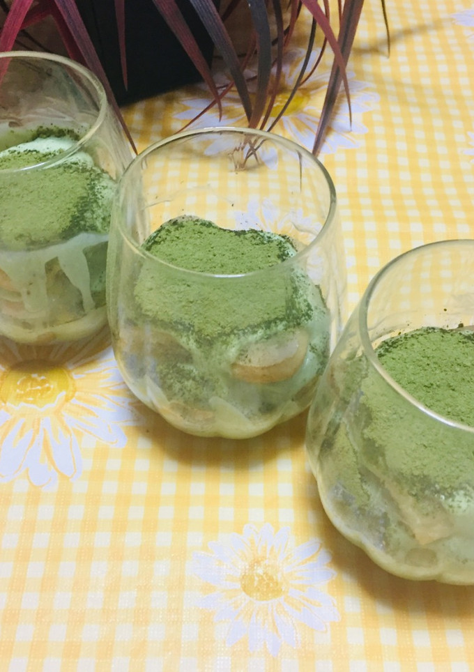 Una foto de Tiramisú Sin Huevo Con Matcha en vasos! 🥄