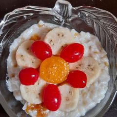 A picture of Dahi chura with fruits.