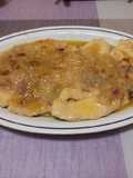 Petto di pollo con cipolle e vino bianco