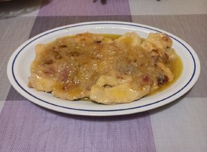 Foto di Petto di pollo con cipolle e vino bianco