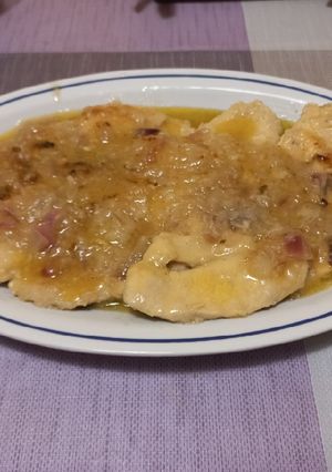 A picture of Chicken Breast with Onions and White Wine.