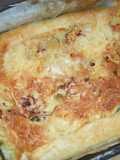 Pastel rústico de puerros y echalotes con queso brie