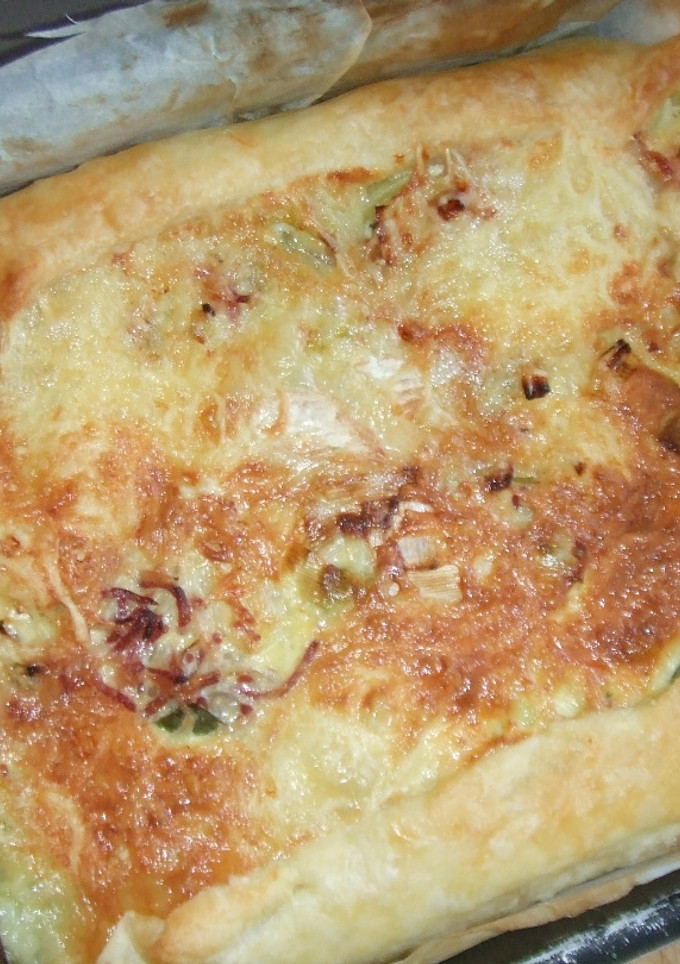 Una foto de Pastel rústico de puerros y echalotes con queso brie