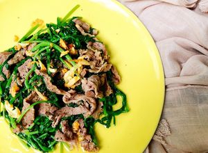 Hình của món Rau Cải Cúc Xào Thịt Bò.