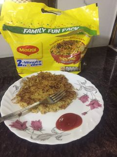 मैगी ऑमलेट(maggi omelette recipe in hindi) रेसिपी मुख्य फोटो