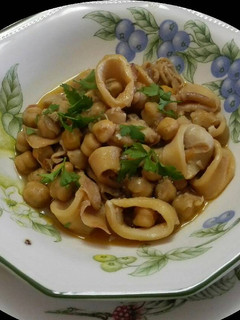 Una foto de Calamares con garbanzos