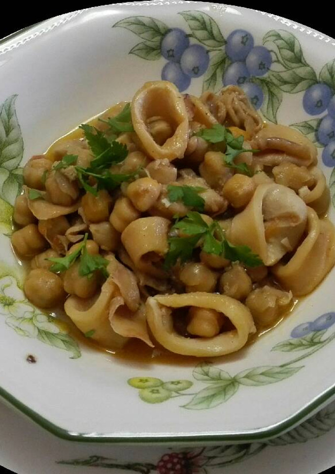 Una foto de Calamares con garbanzos