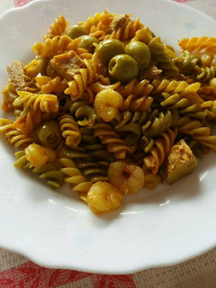 Una foto de Pasta de colores hélices-estilo oriental