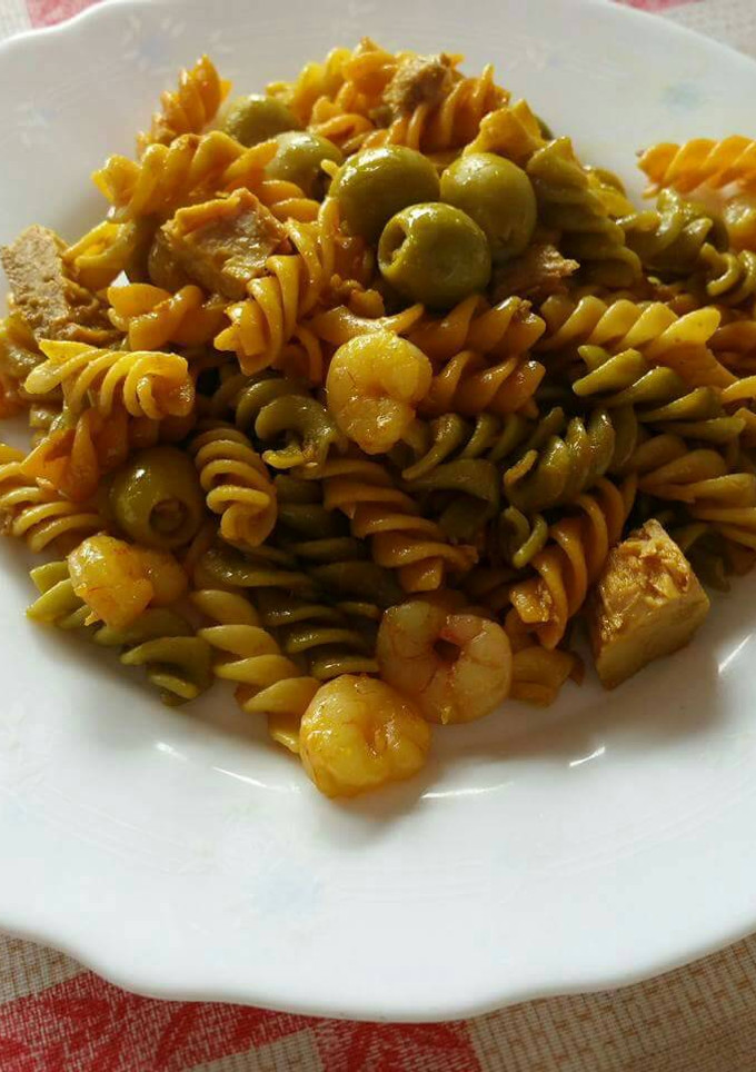 Una foto de Pasta de colores hélices-estilo oriental