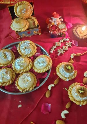 ચંદ્રકલા ઘૂઘરા (Chandrakala Ghughra Recipe In Gujarati) રેસીપી મુખ્ય ફોટો