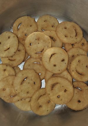 स्माइली के आकार की मठरी (smiley akar ke mathri recipe in Hindi) रेसिपी मुख्य फोटो
