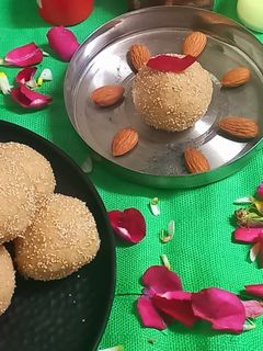 ચુરમા ના લાડુ (વિસરાયેલી વાનગી) રેસીપી મુખ્ય ફોટો