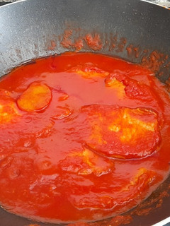 Una foto de Lomo con patatas en salsa de pimientos rojos
