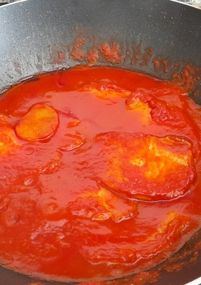 Una foto de Lomo con patatas en salsa de pimientos rojos